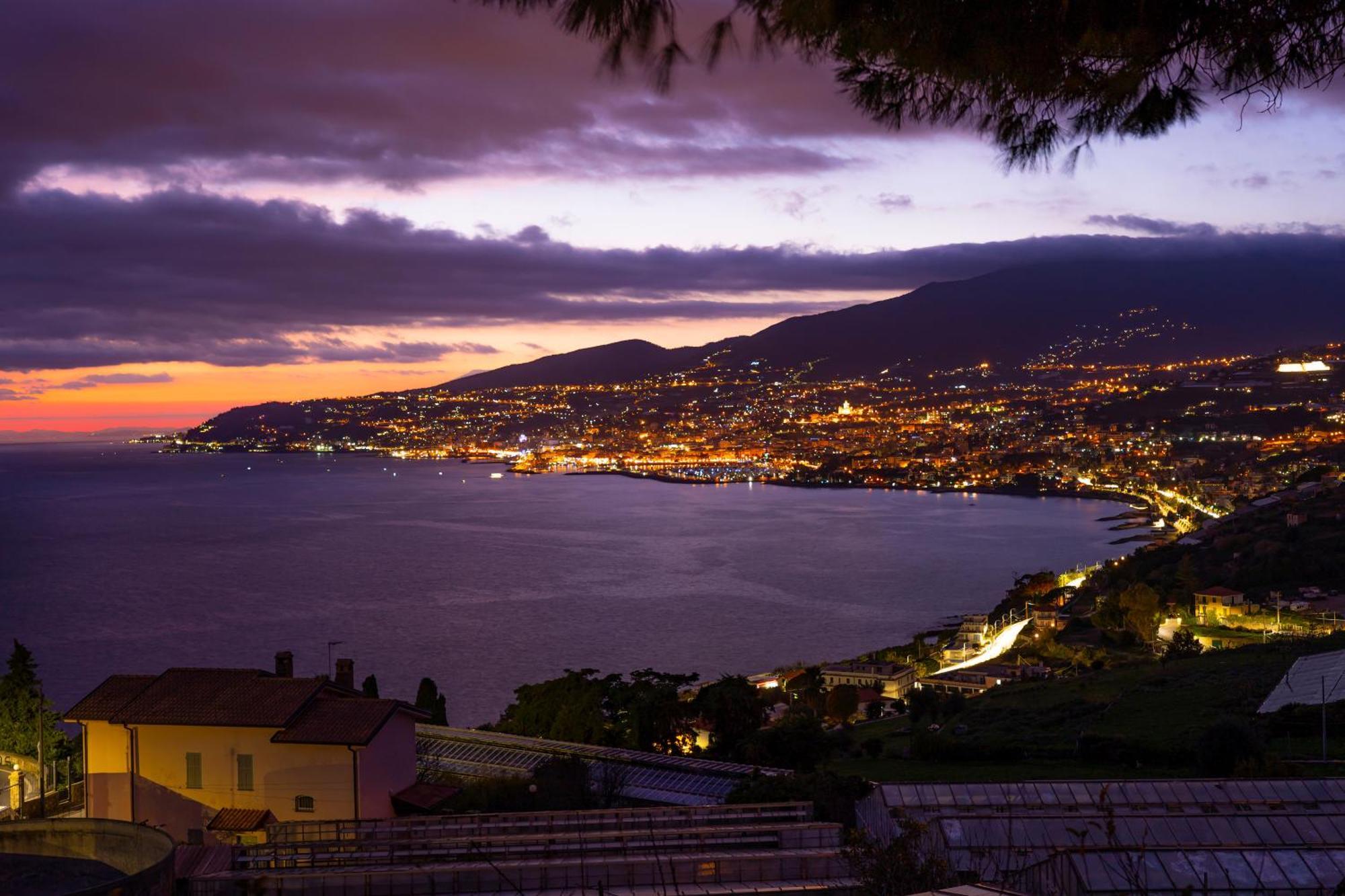 Casa Emma With Sea Glimpse - Happy Rentals San Remo Kültér fotó
