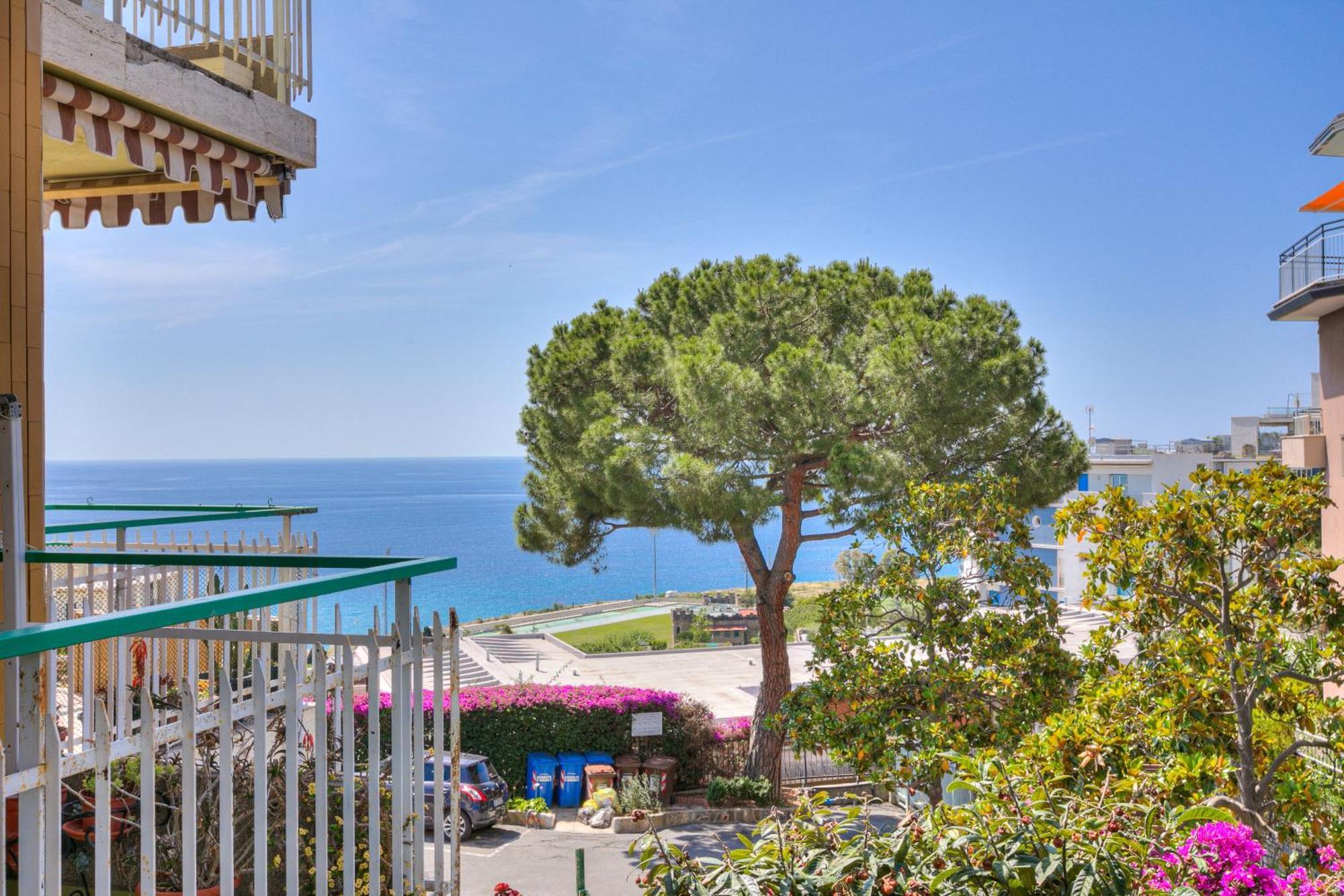Casa Emma With Sea Glimpse - Happy Rentals San Remo Kültér fotó